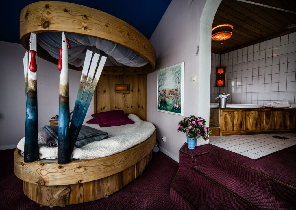Persåsen wedding suite eggshaped bed